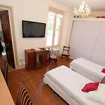 فندق مبيت وإفطار Chateau De Lastours 3*