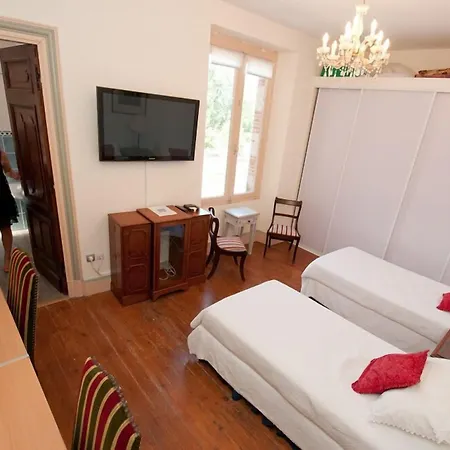 Bed & Breakfast Chateau De Lastours 3*
