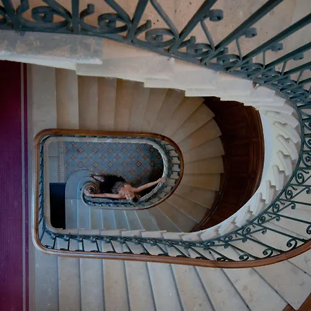 فندق مبيت وإفطار Chateau De Lastours 3*