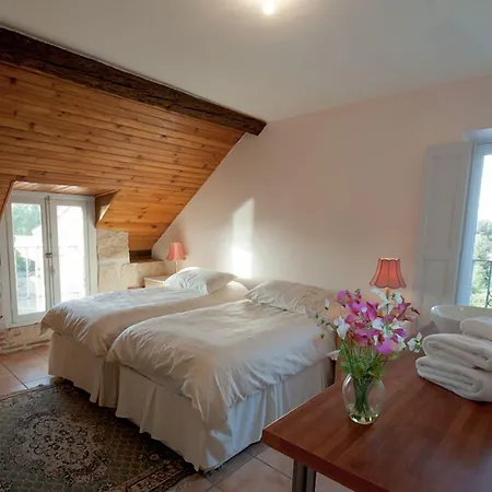 Chateau De Lastours Bed & Breakfast 3*