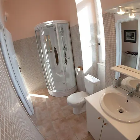 Bed & Breakfast Chateau De Lastours 3*
