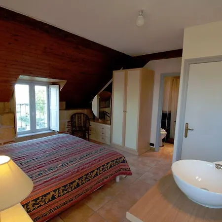 Chateau De Lastours Bed & Breakfast 3*